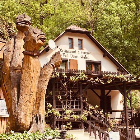 Restaurant A Penzion Pod Draci Skalou كارلستين المظهر الخارجي الصورة