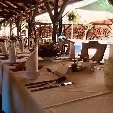 Restaurant A Penzion Pod Draci Skalou كارلستين المظهر الخارجي الصورة