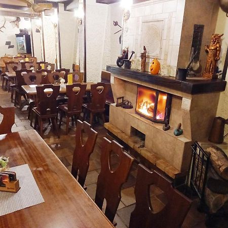 Restaurant A Penzion Pod Draci Skalou كارلستين المظهر الخارجي الصورة