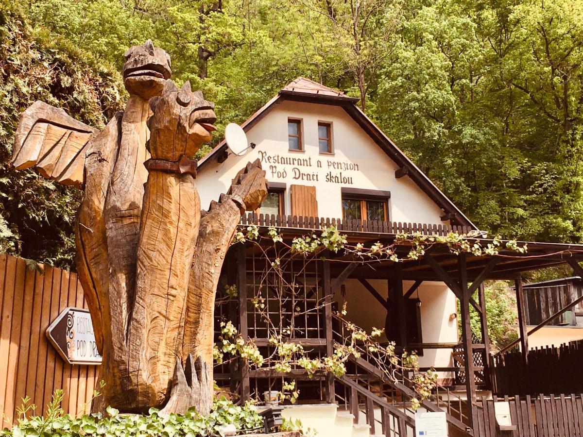 Restaurant A Penzion Pod Draci Skalou كارلستين المظهر الخارجي الصورة