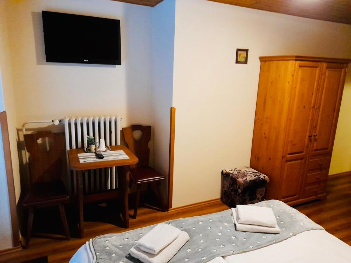 Restaurant A Penzion Pod Draci Skalou كارلستين المظهر الخارجي الصورة