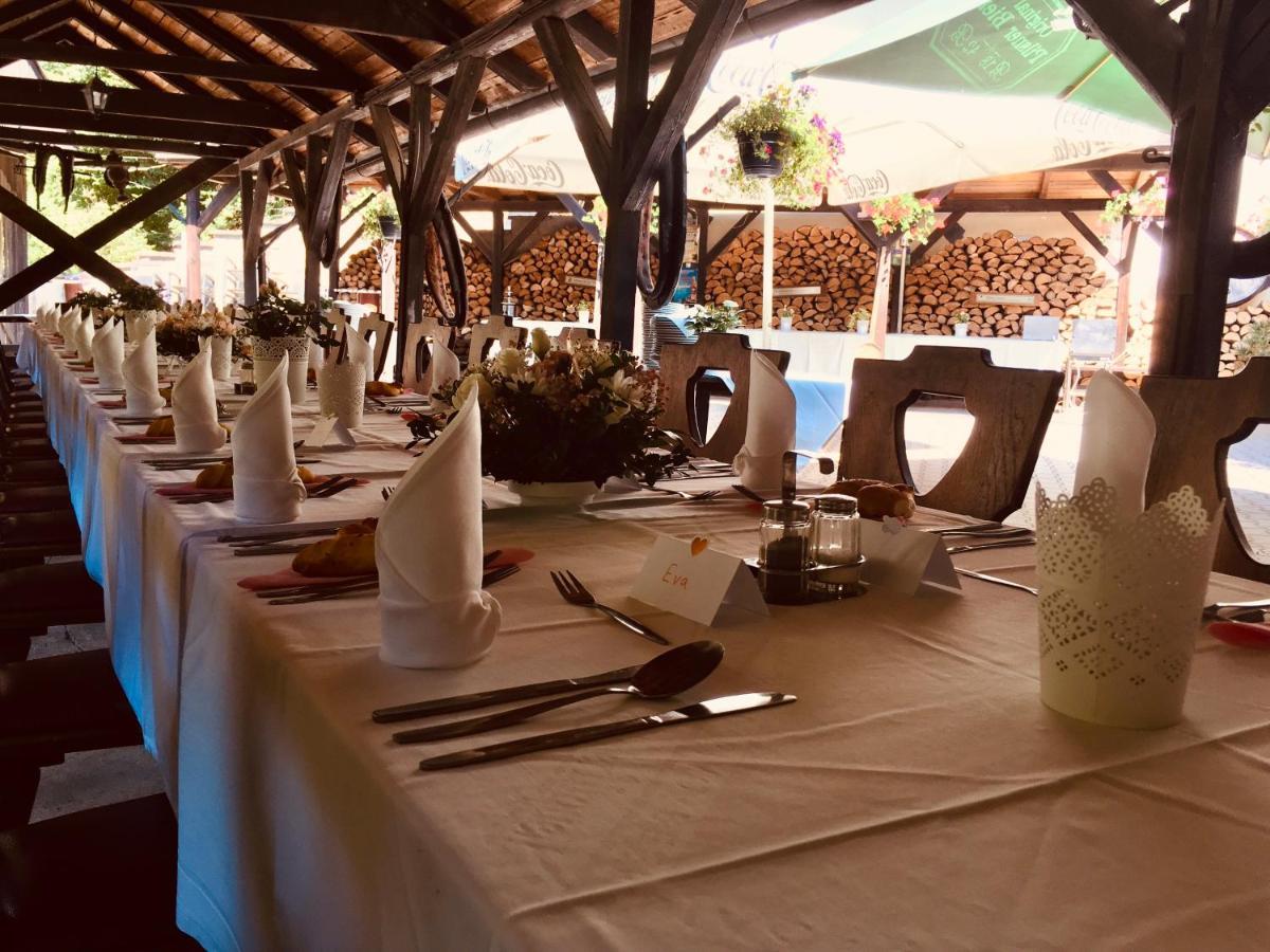 Restaurant A Penzion Pod Draci Skalou كارلستين المظهر الخارجي الصورة