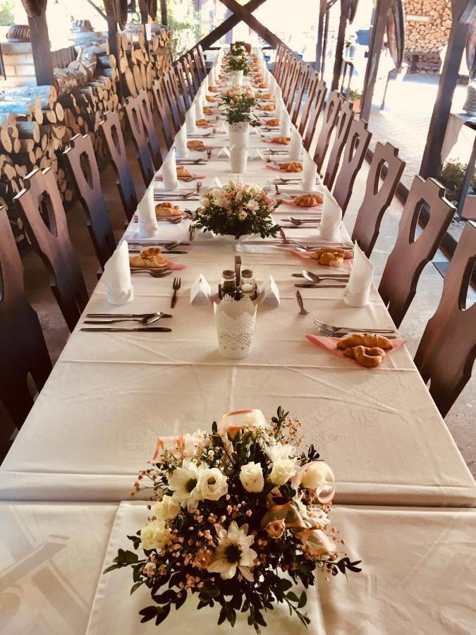 Restaurant A Penzion Pod Draci Skalou كارلستين المظهر الخارجي الصورة