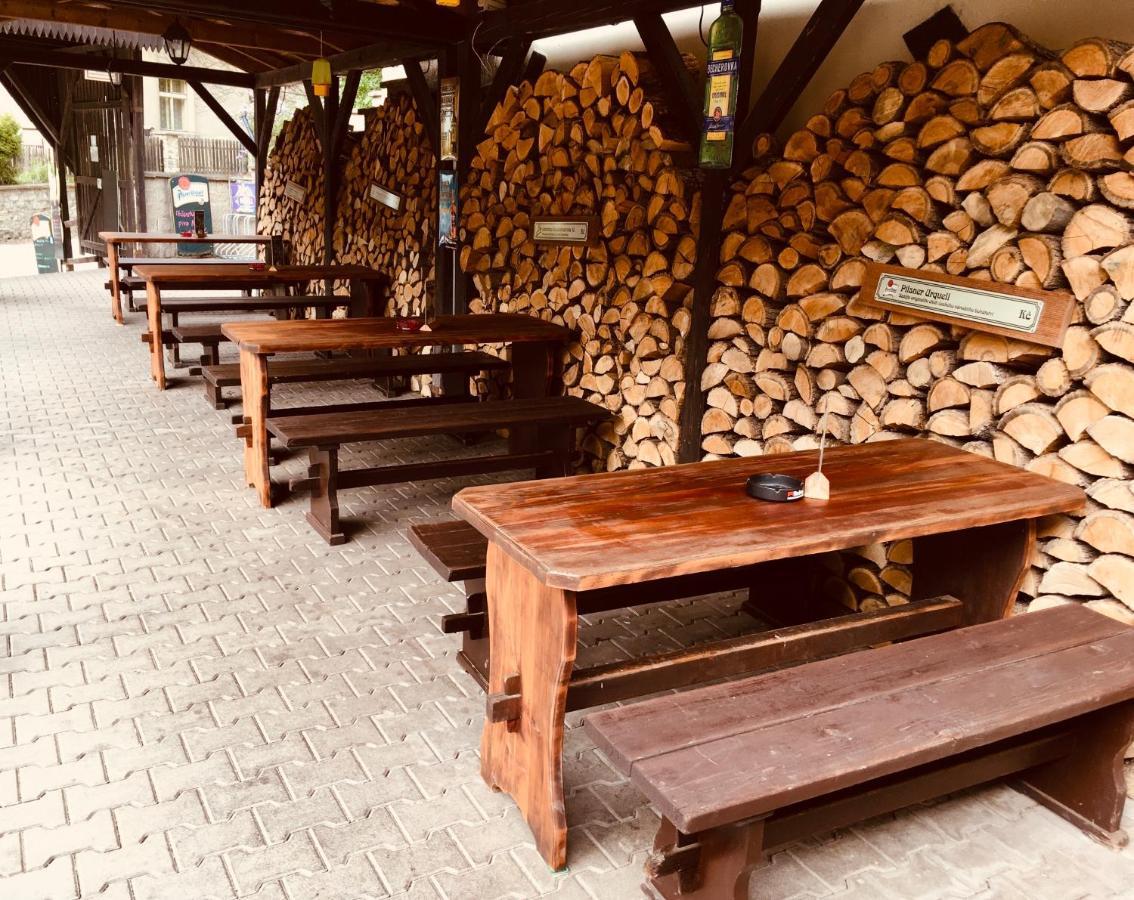 Restaurant A Penzion Pod Draci Skalou كارلستين المظهر الخارجي الصورة