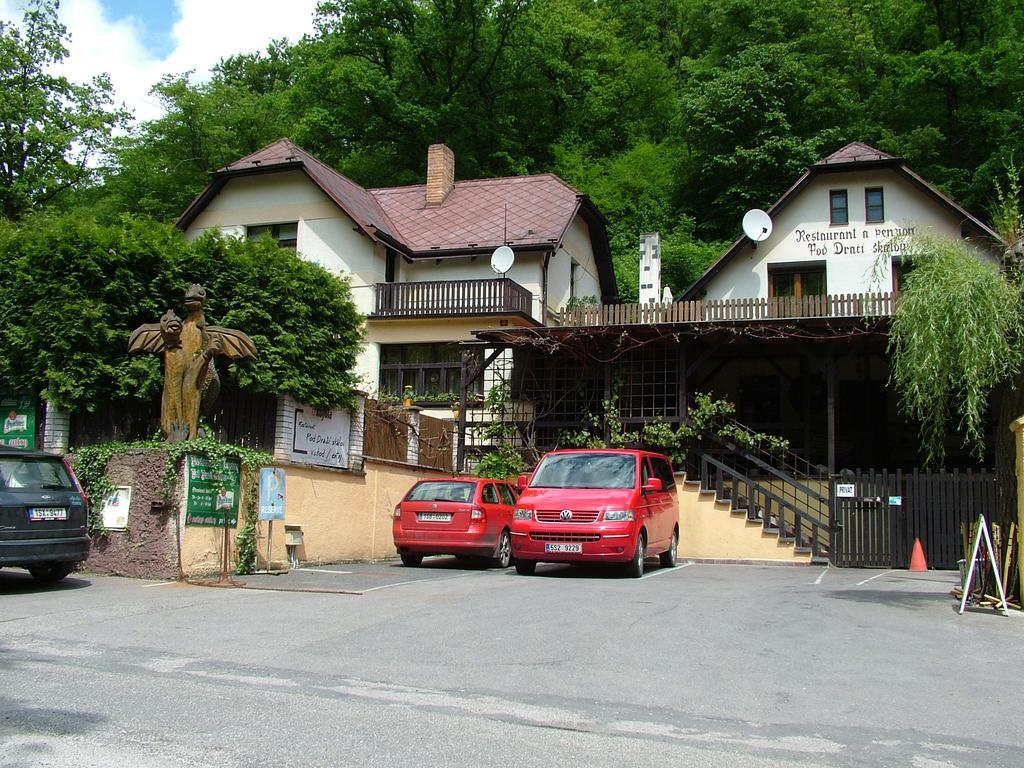 Restaurant A Penzion Pod Draci Skalou كارلستين المظهر الخارجي الصورة
